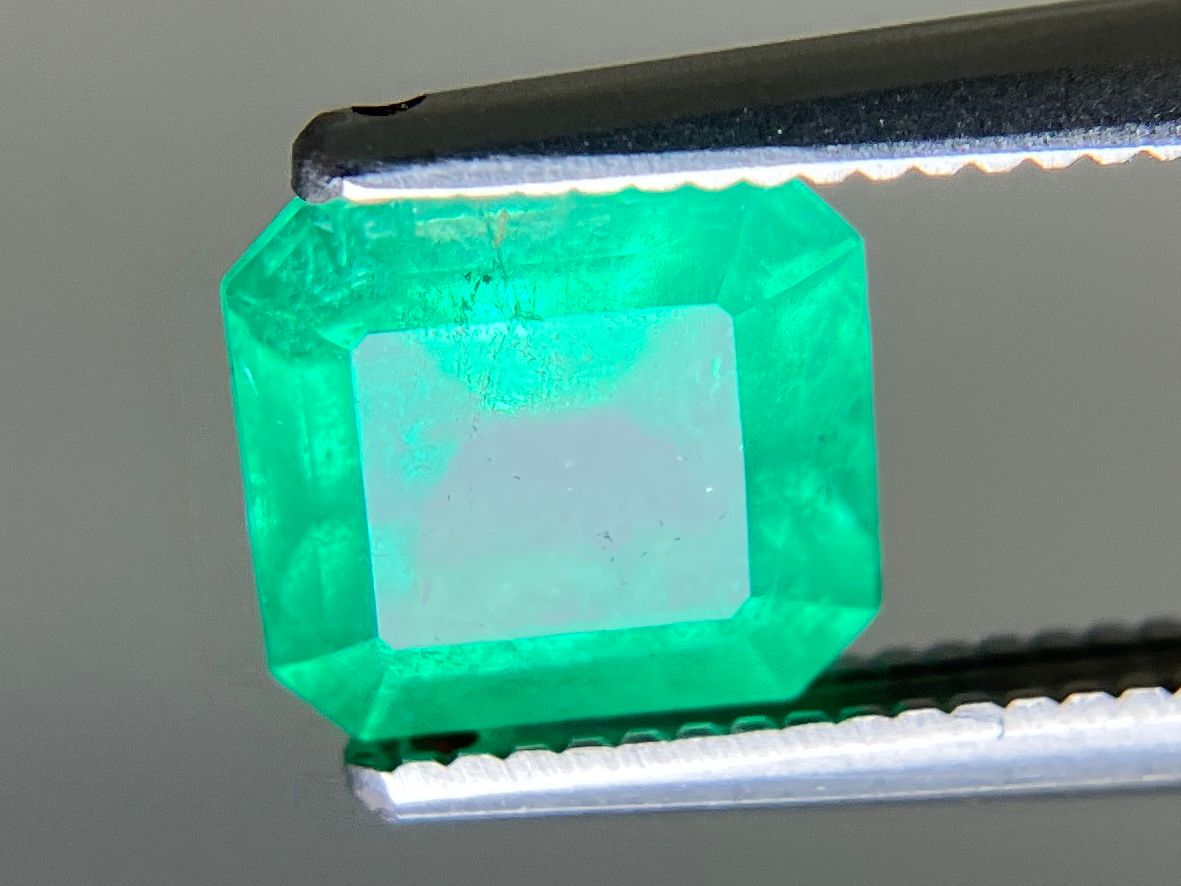 エメラルド 天然 1.268ct 中央宝石ソーティング付き 6.91㎜×6.27  