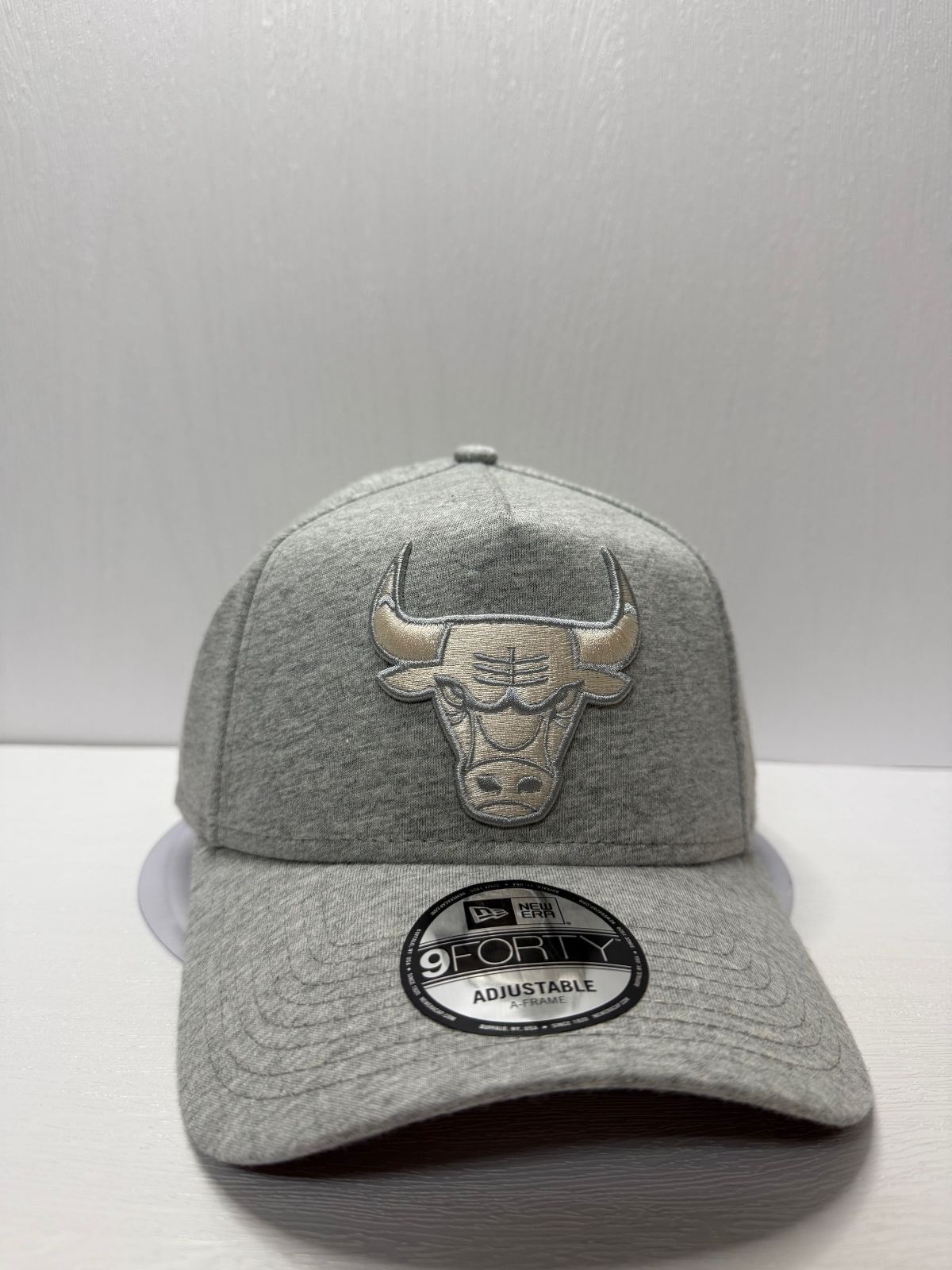 Newera シカゴブルズ 9forty A-FRAME ストラップバックキャップ グレーカラー