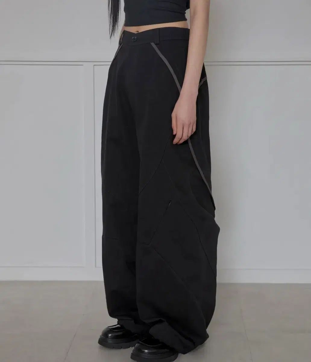 フ アップ Asymmetrical Wide Pants