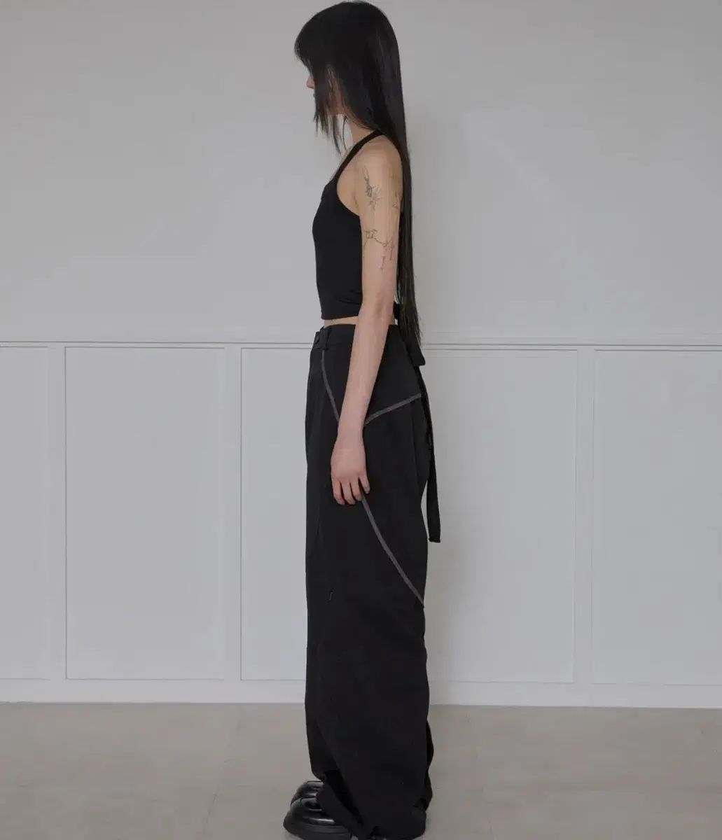 フ アップ Asymmetrical Wide Pants