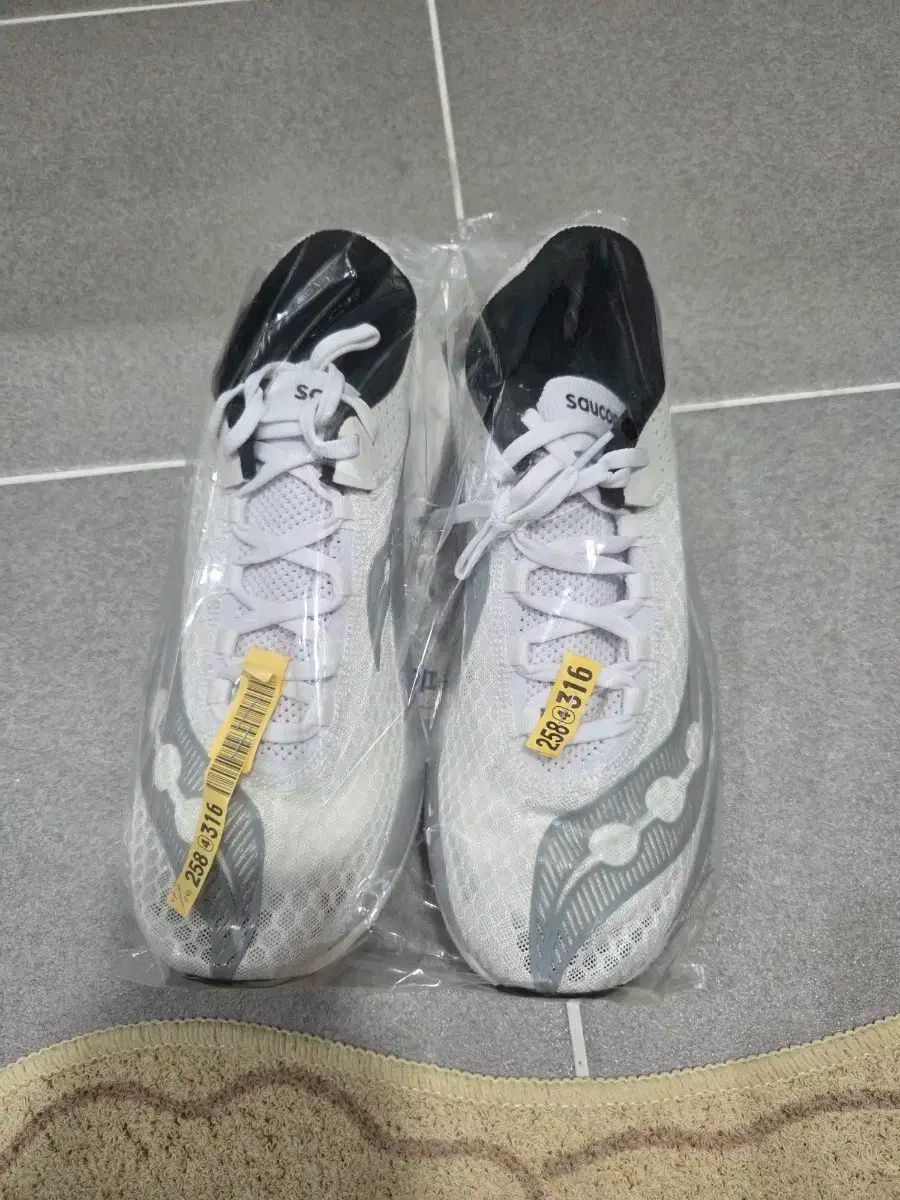 サッカニー 白 カーボンシューズ 260 クリーニング済