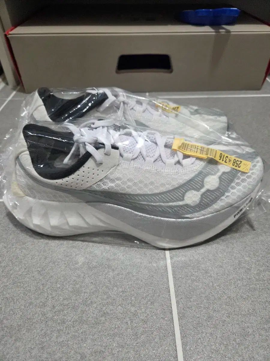 サッカニー 白 カーボンシューズ 260 クリーニング済