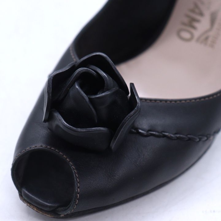 サルヴァトーレフェラガモ パンプス オープントゥ フラワーモチーフ 靴 イタリア製 黒 レディース ブラック Ferragamo