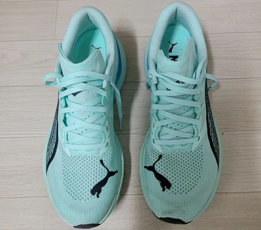 ブルー ランニングシューズ