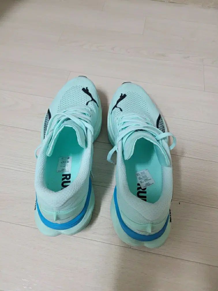 ディビエイトナインティスリー ミント スピンク ブルー ランニングシューズ