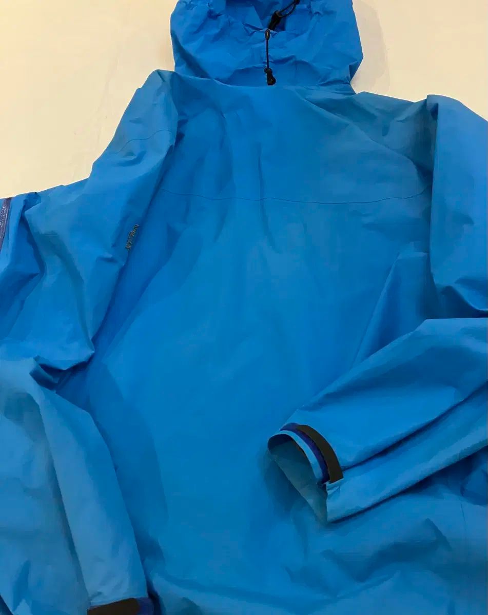 ゴアテックス ウィンドブレーカー