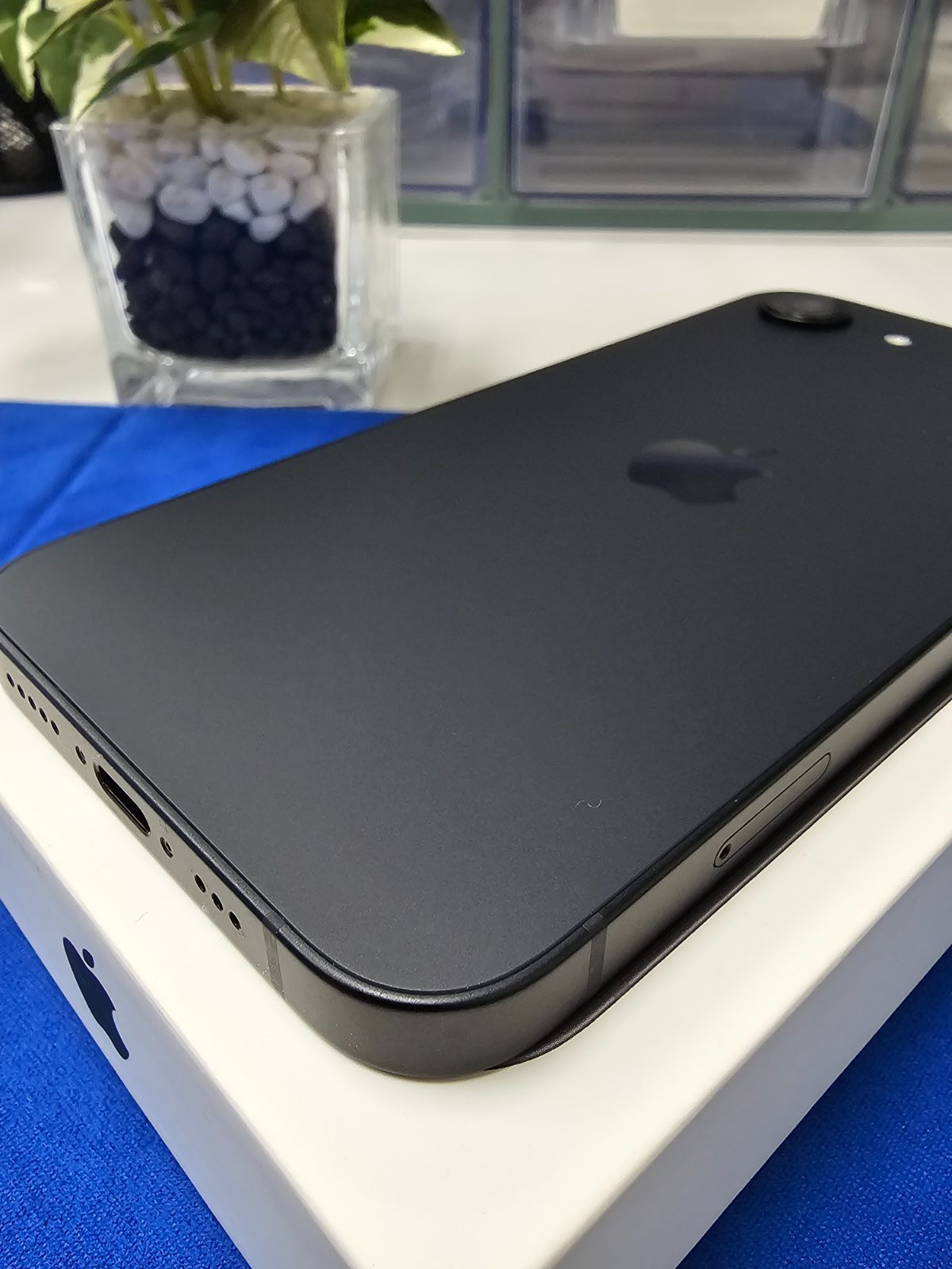 E1970 【美品 未使用に近い】iPhone16e Black 128GB バッテリー100