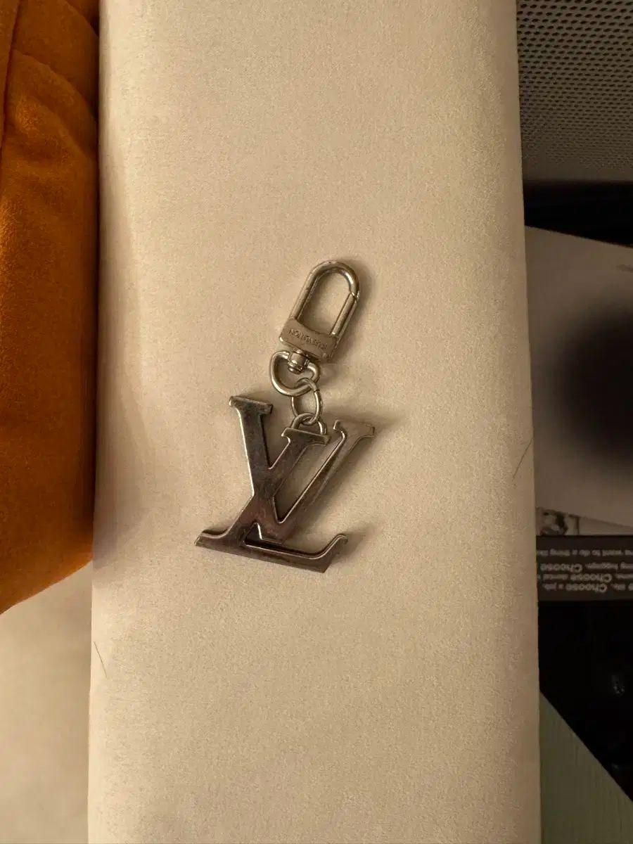 ルイヴィトン LV イニシャル キーホルダー