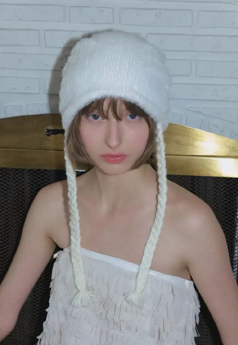 BRAIDED STRAP BEANIE IN CREAM