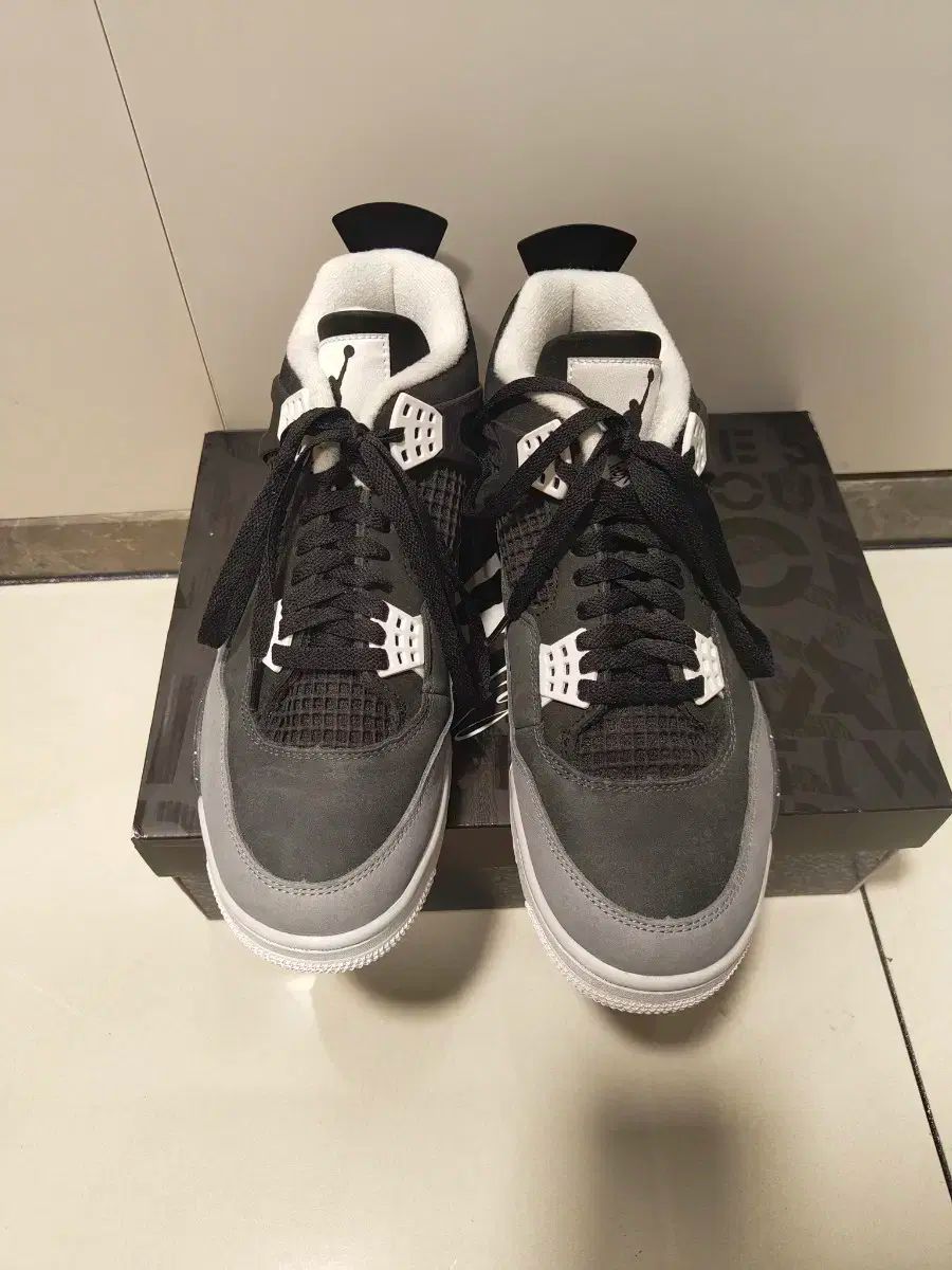 ナイキ ジョーダン4