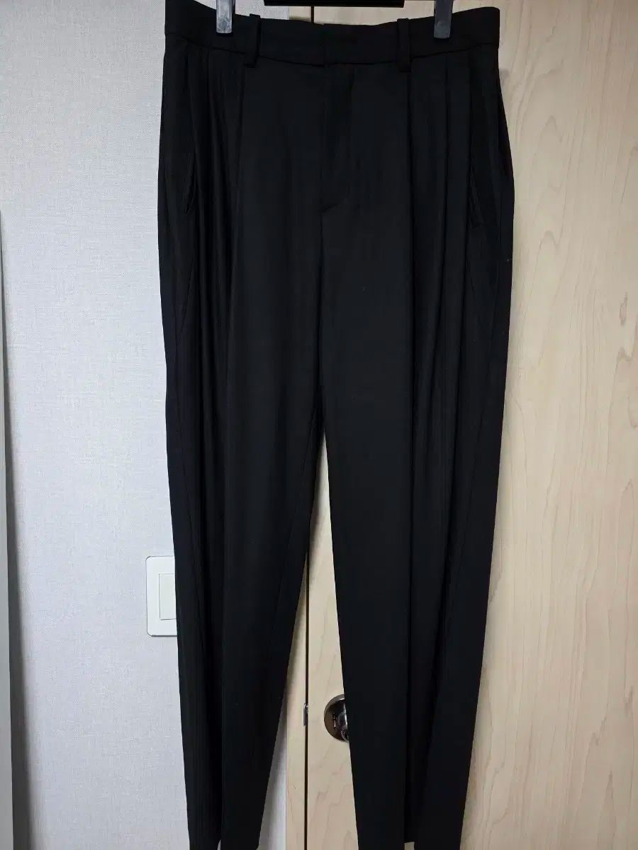 ジュンジ ブラック ツータック スラックス 46