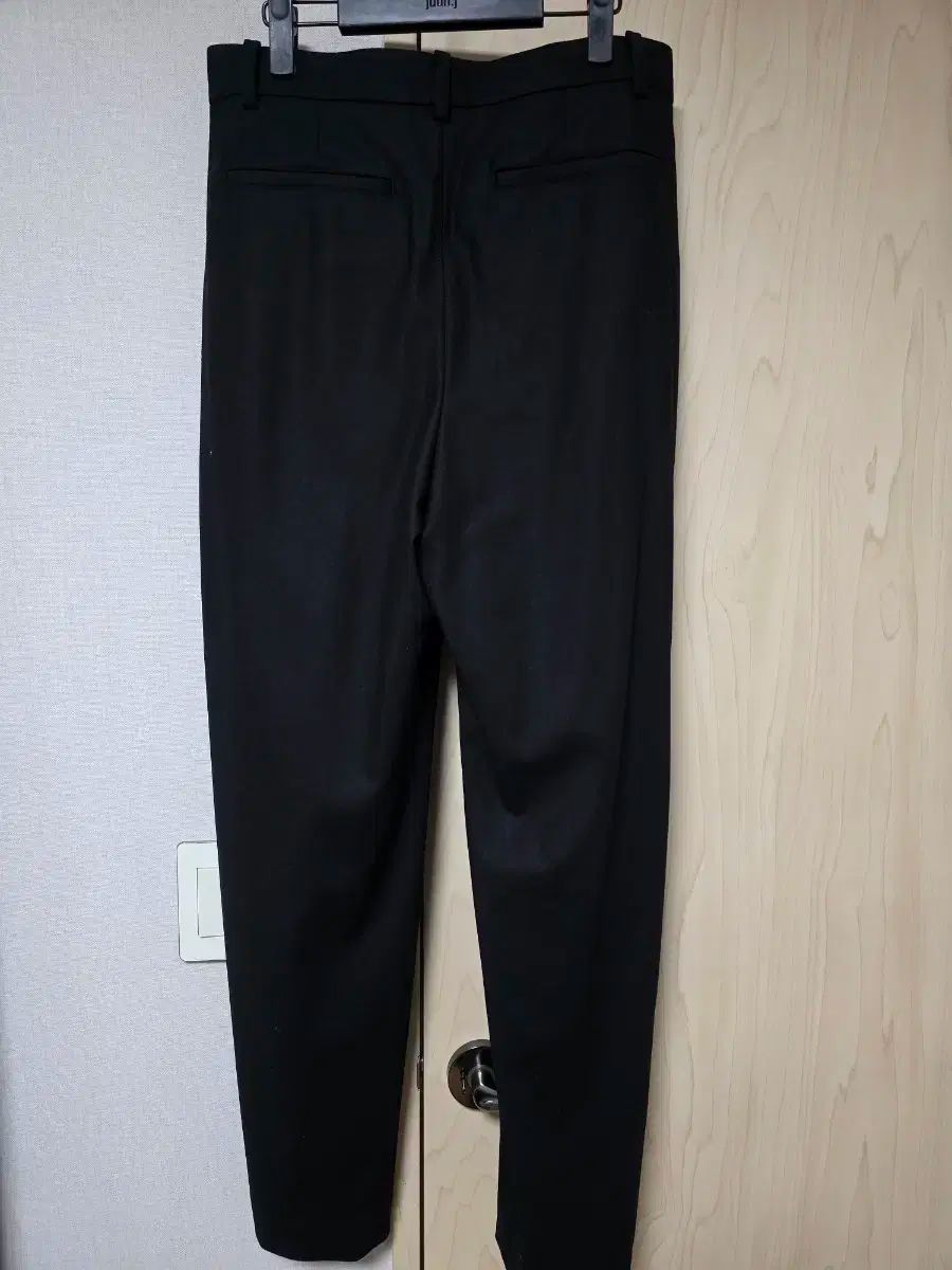 ジュンジ ブラック ツータック スラックス 46