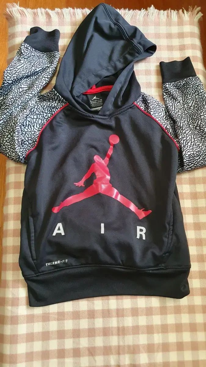 セール，HOT エアジョーダン キッズ 起毛 フード 120 Tシャツ