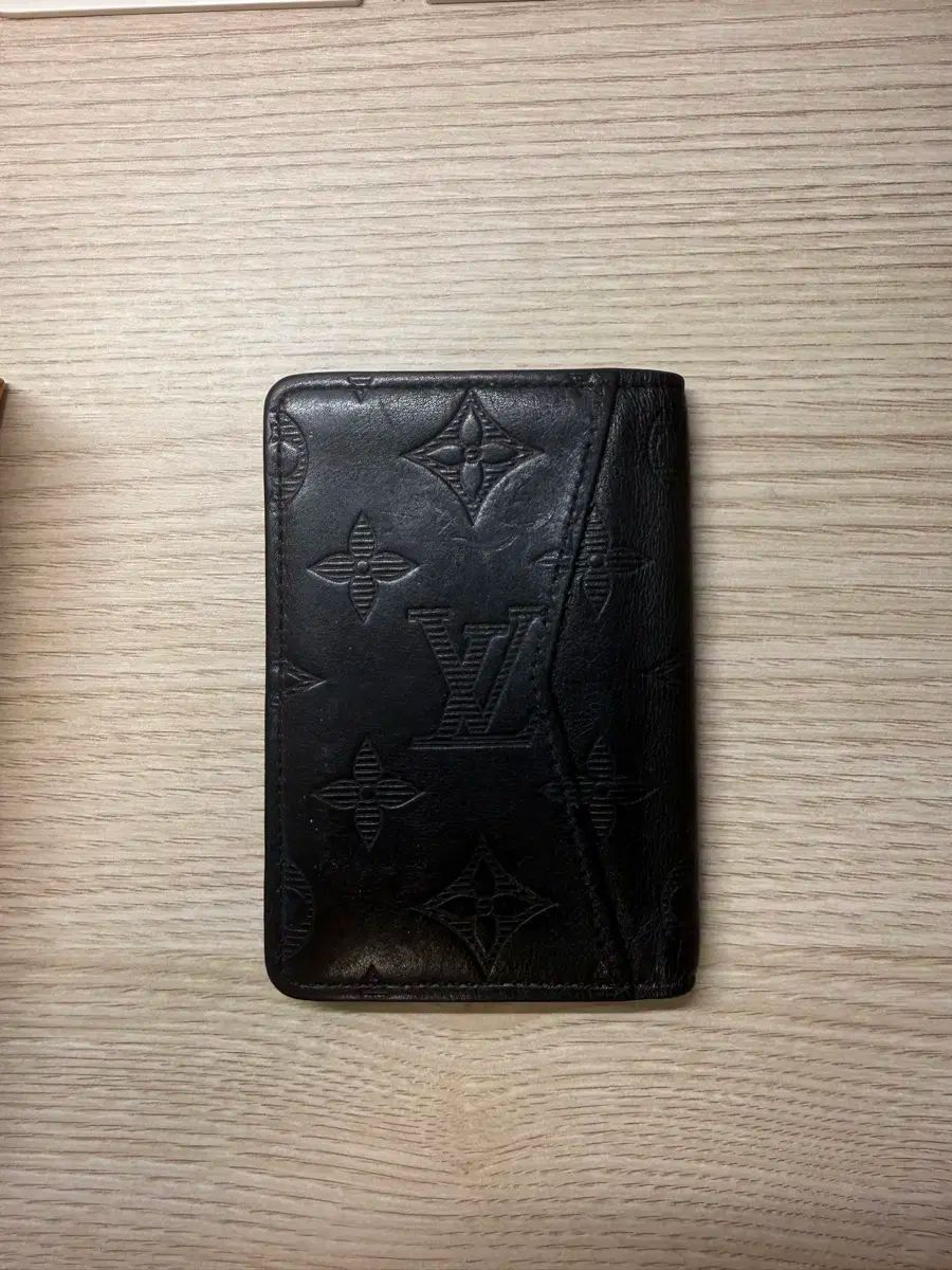 ルイヴィトン シャドウ オーガナイザー 二つ折り財布