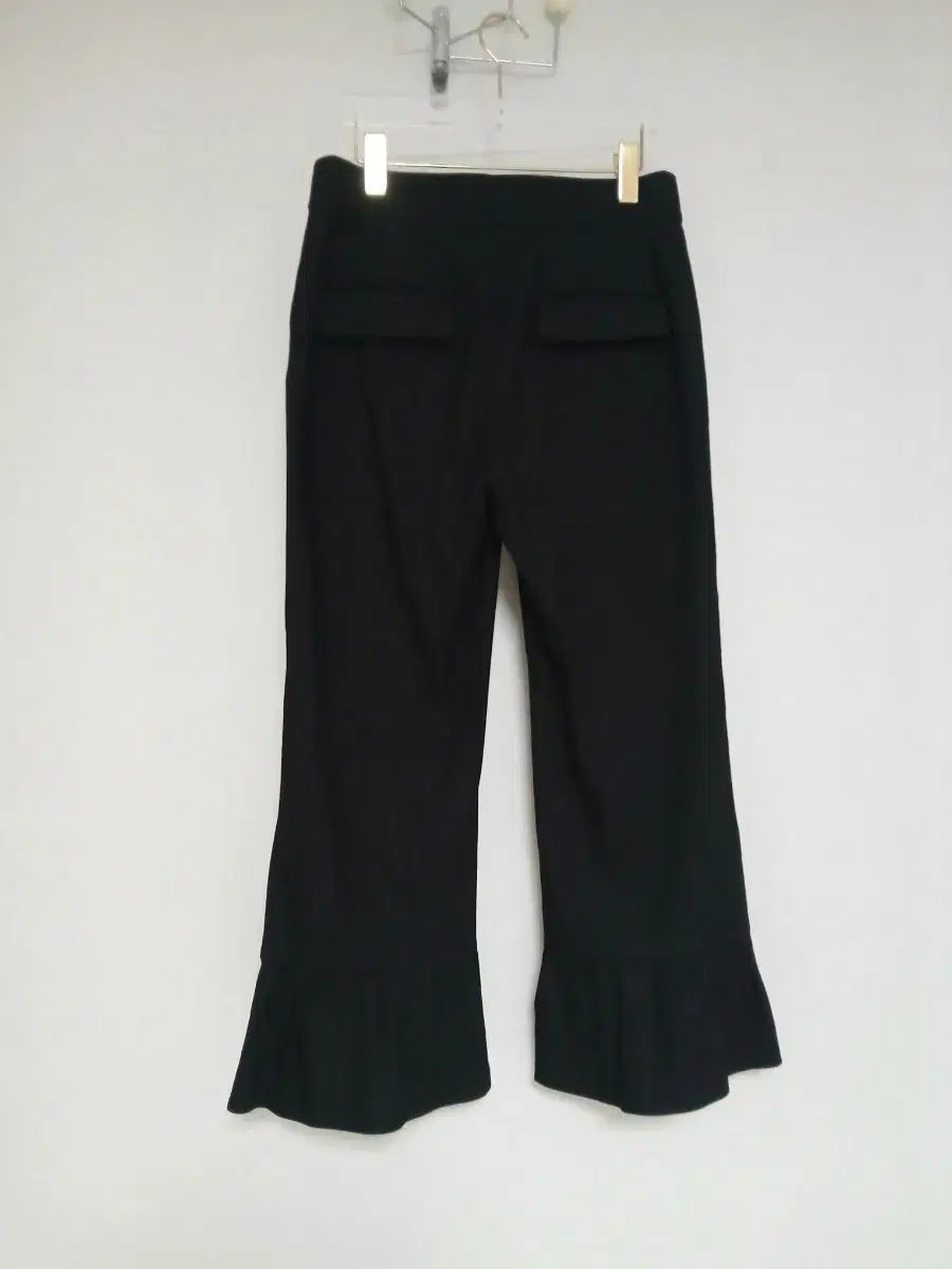 ブラック フリルパンツ