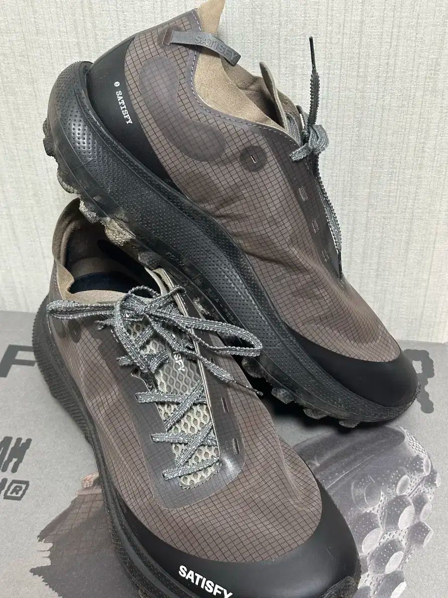 SATISFY ランニングシューズ ブラウン