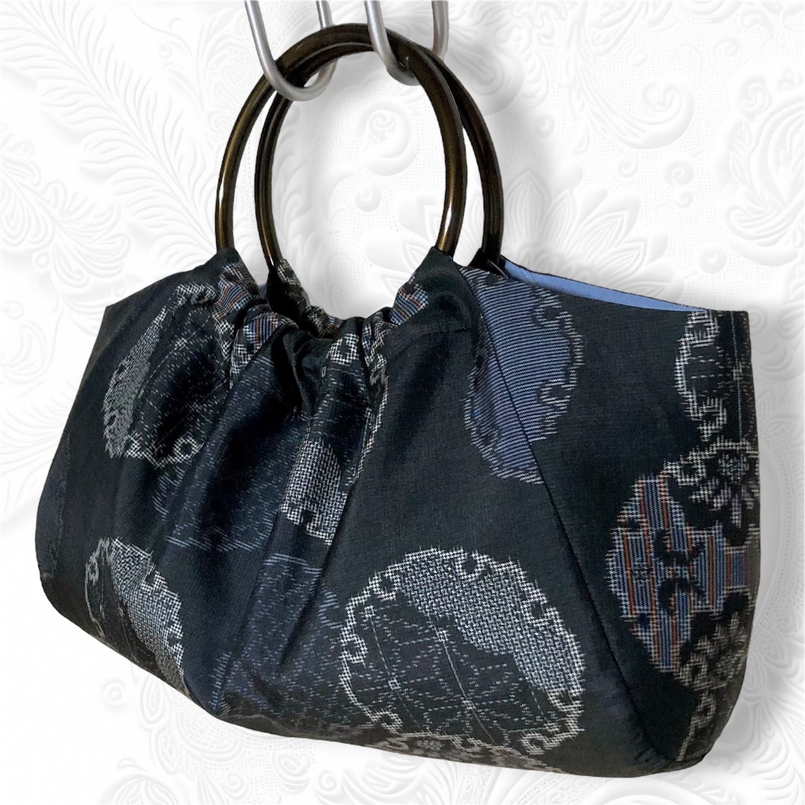 着物リメイク グラニーバッグ 村山大島紬 龍黒 雪輪文様 横長 - メルカリ