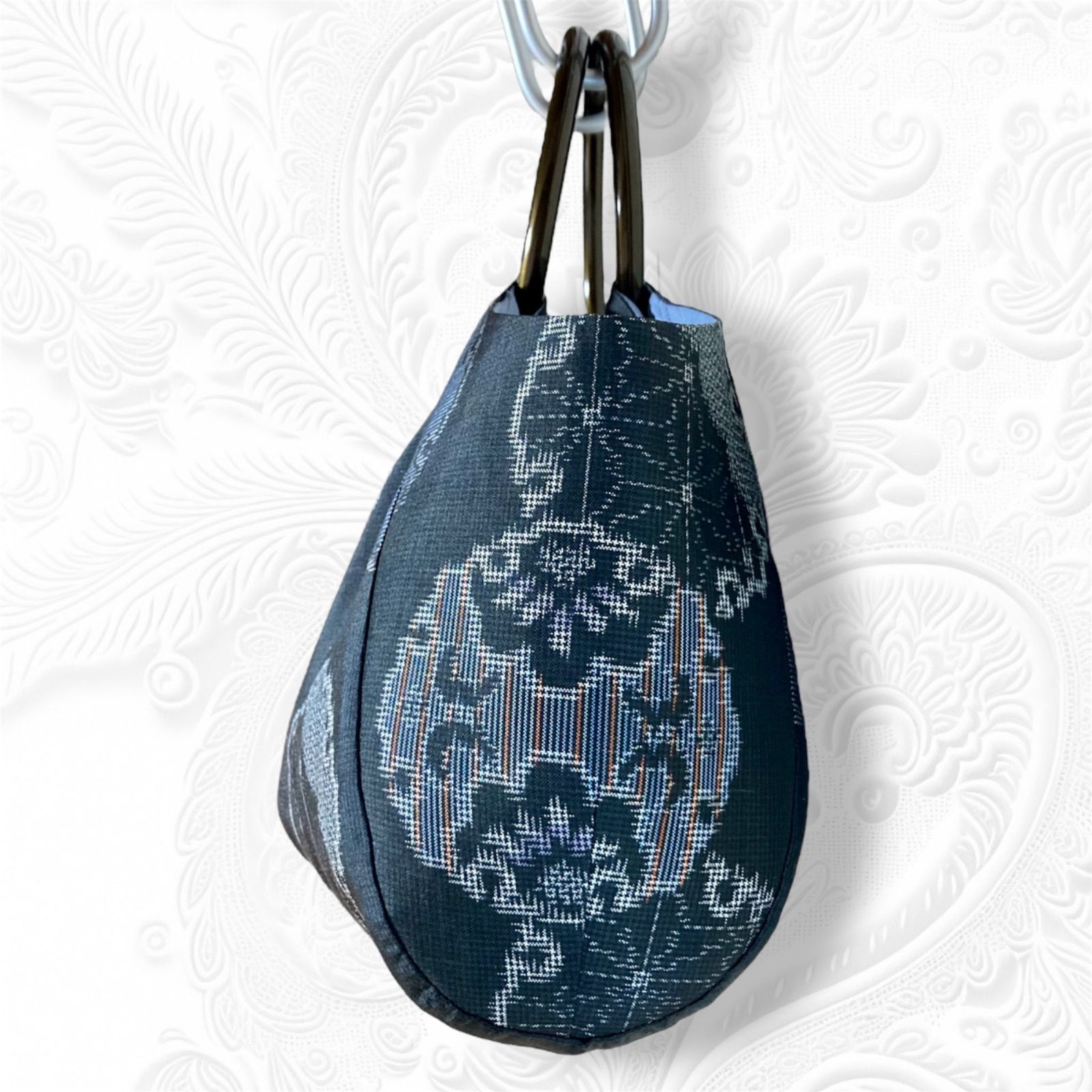 着物リメイク グラニーバッグ 村山大島紬 龍黒 雪輪文様 横長 - メルカリ