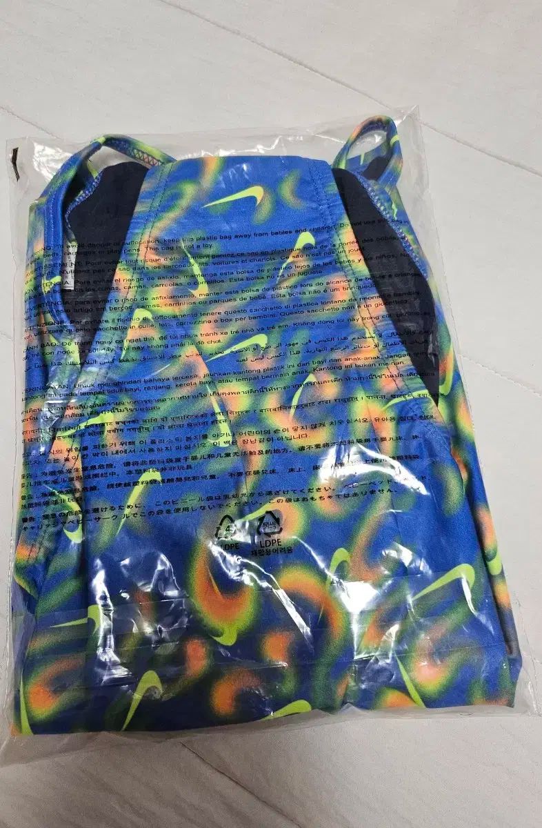 ナイキ カットアウト スウッシュダイブ オレンジパール 28