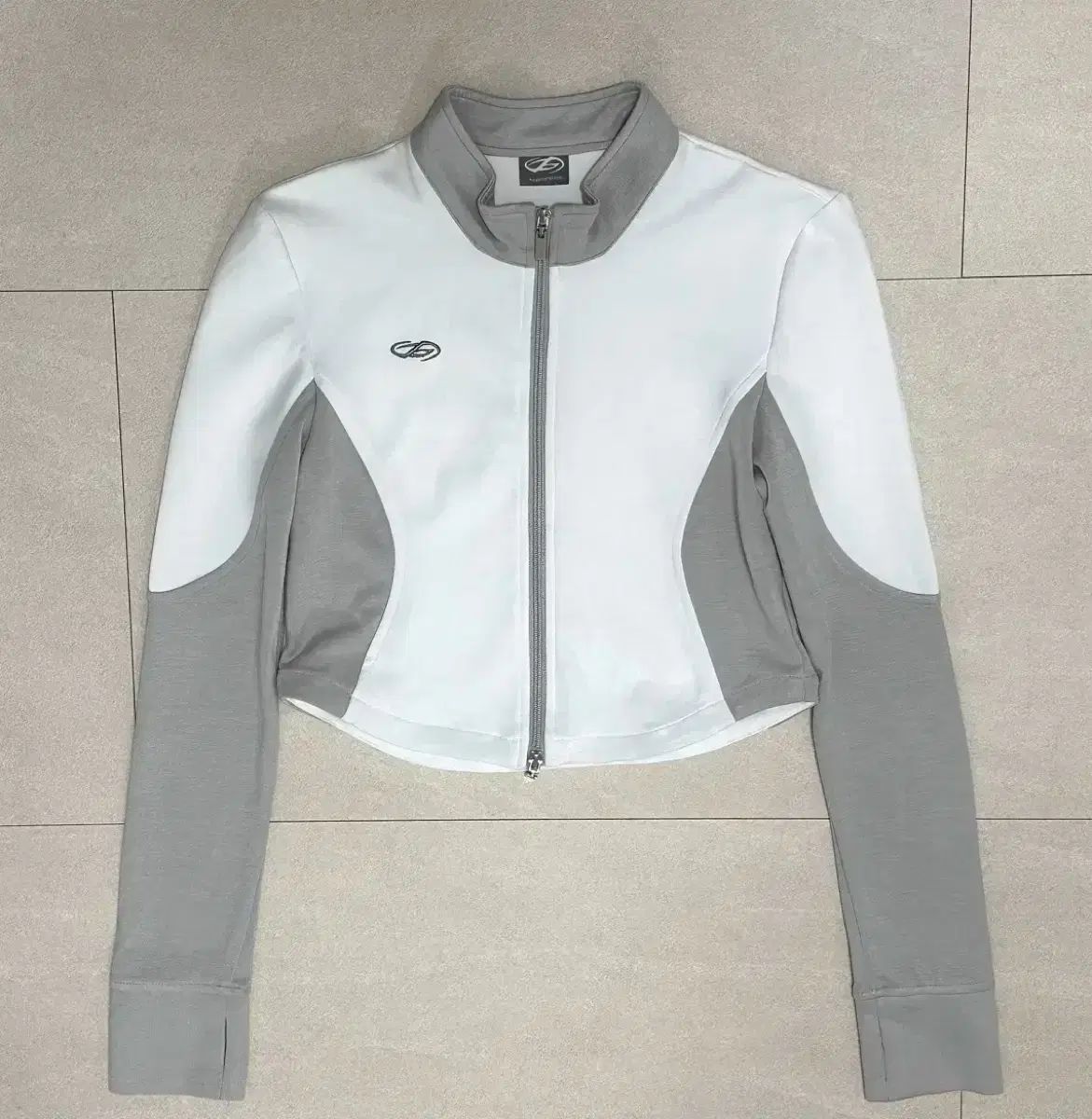 ハグユアースキン スリム ジャージ クロップド ジャケット 白