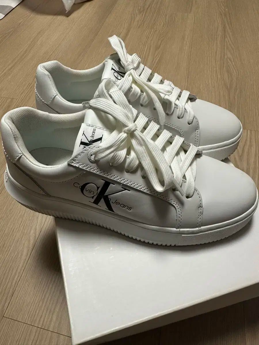 Klein 白スニーカー