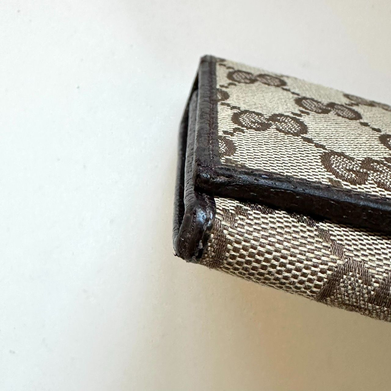 ダークブラウン