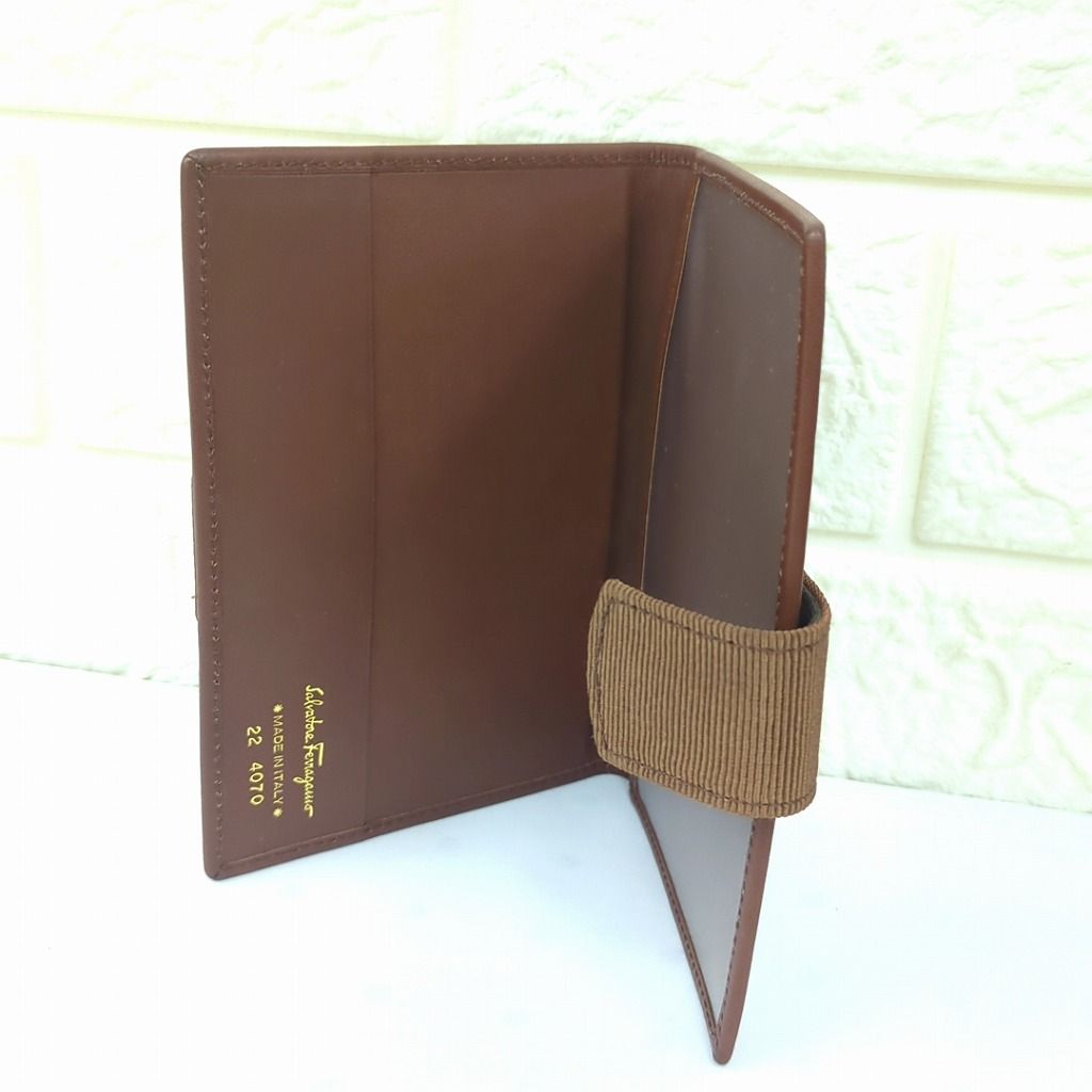 サルヴァトーレフェラガモ ヴァラ レザー リボン パスポートケース