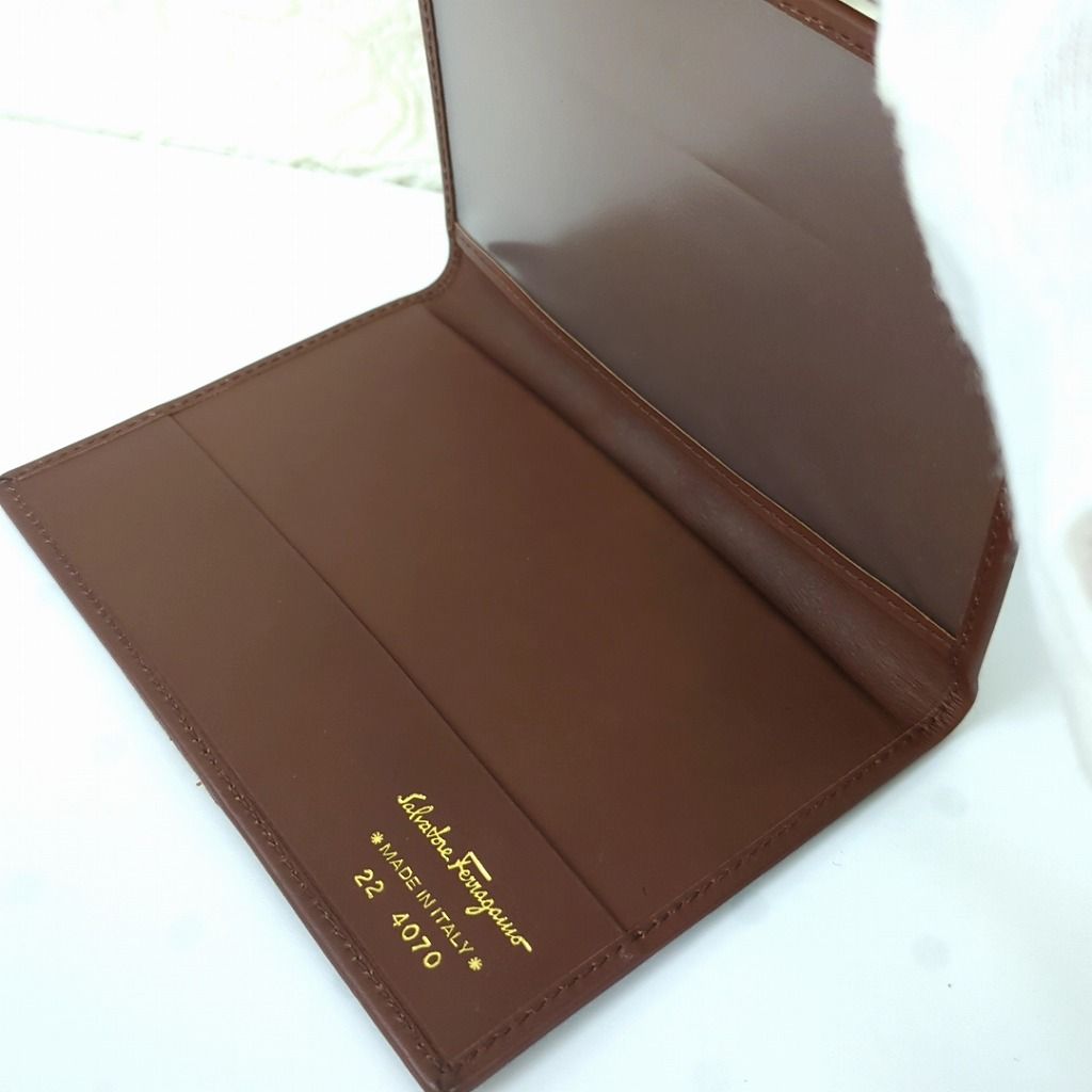 サルヴァトーレフェラガモ ヴァラ レザー リボン パスポートケース