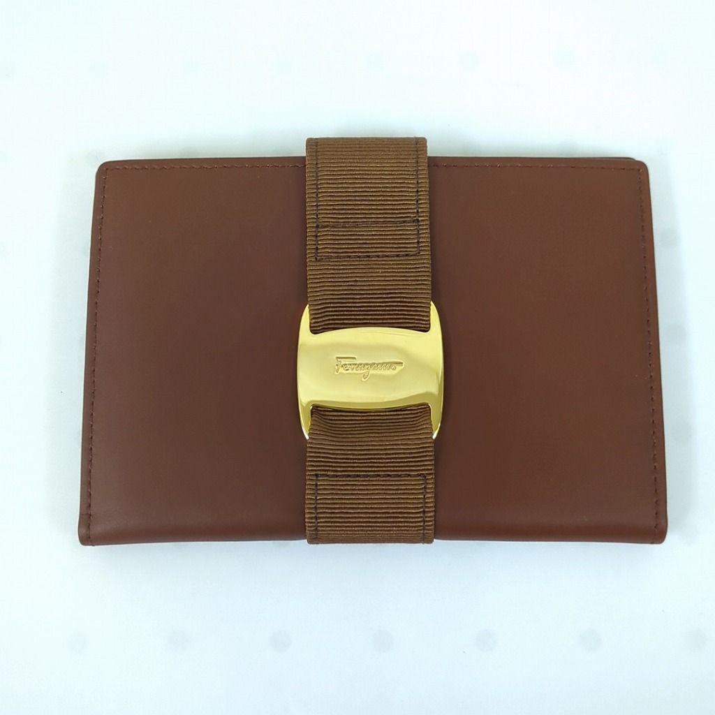 サルヴァトーレフェラガモ ヴァラ レザー リボン パスポートケース