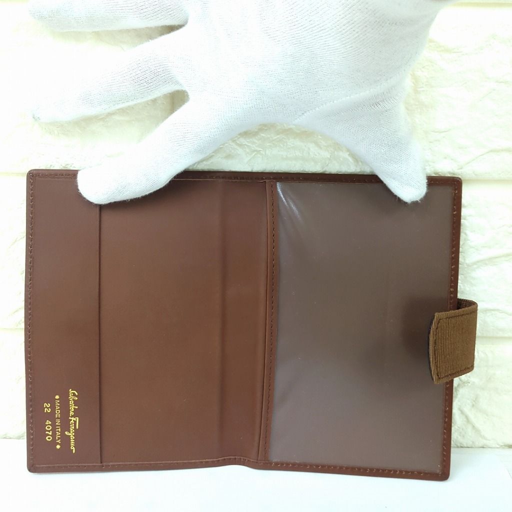 サルヴァトーレフェラガモ ヴァラ レザー リボン パスポートケース