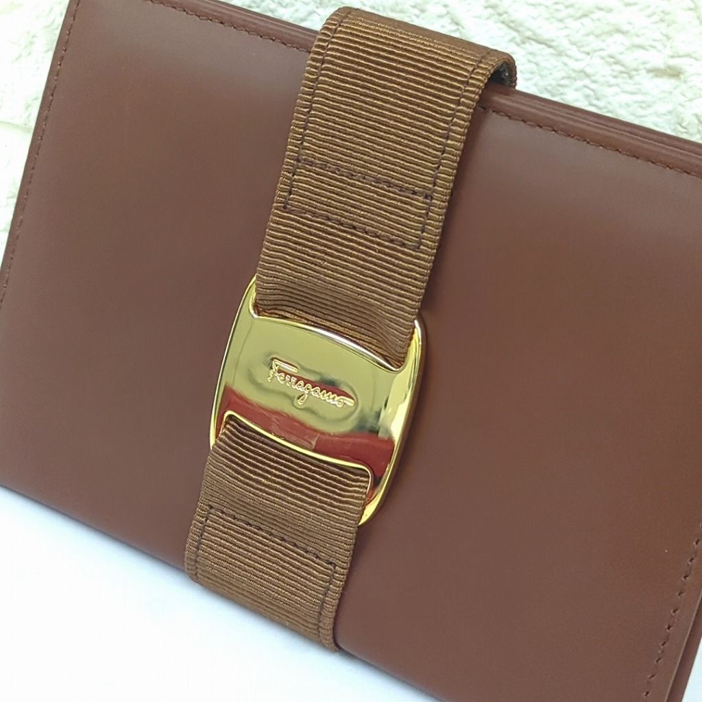 サルヴァトーレフェラガモ ヴァラ レザー リボン パスポートケース