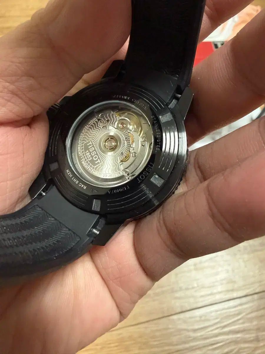 tissot t1204073705100