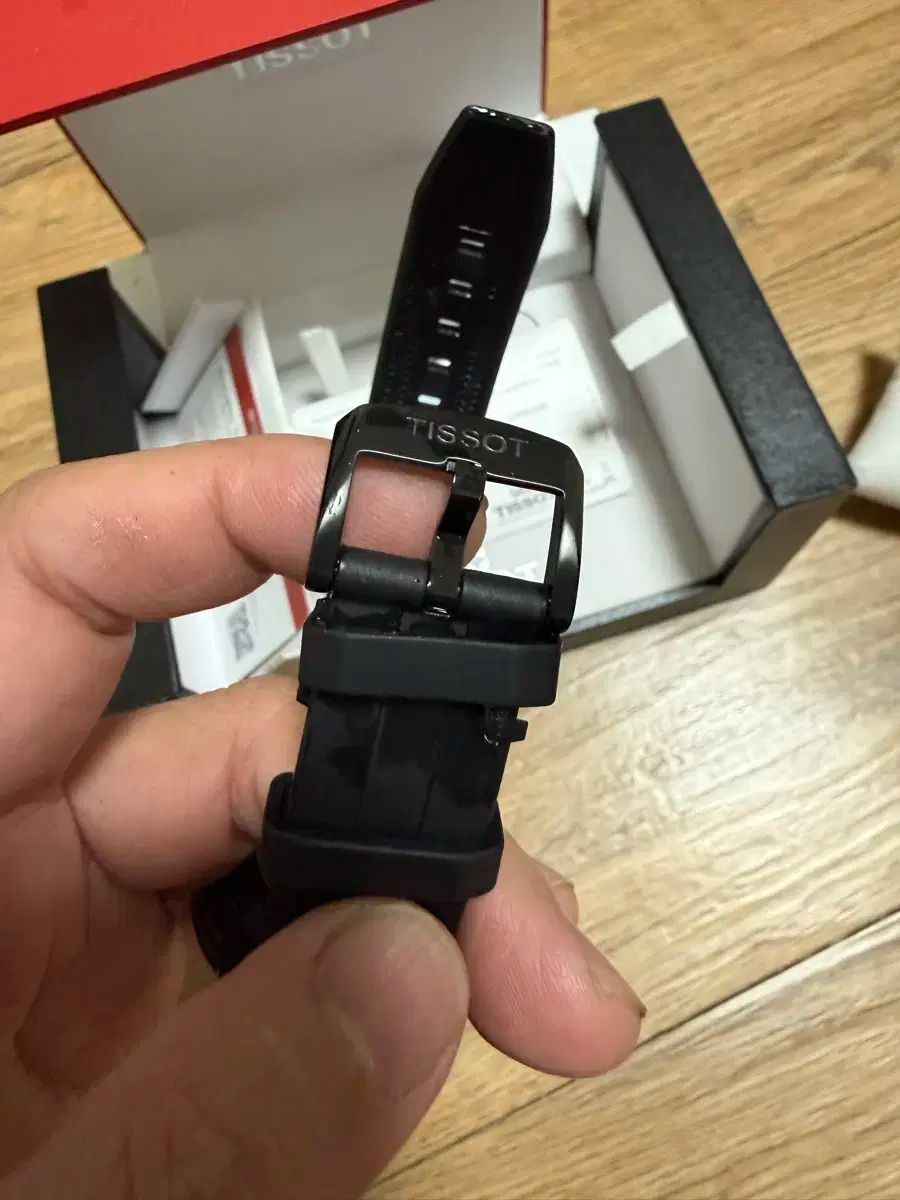 tissot t1204073705100