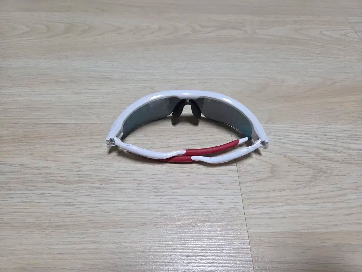 オフィス オークリー レーダーロック サングラス 正面から向き合った