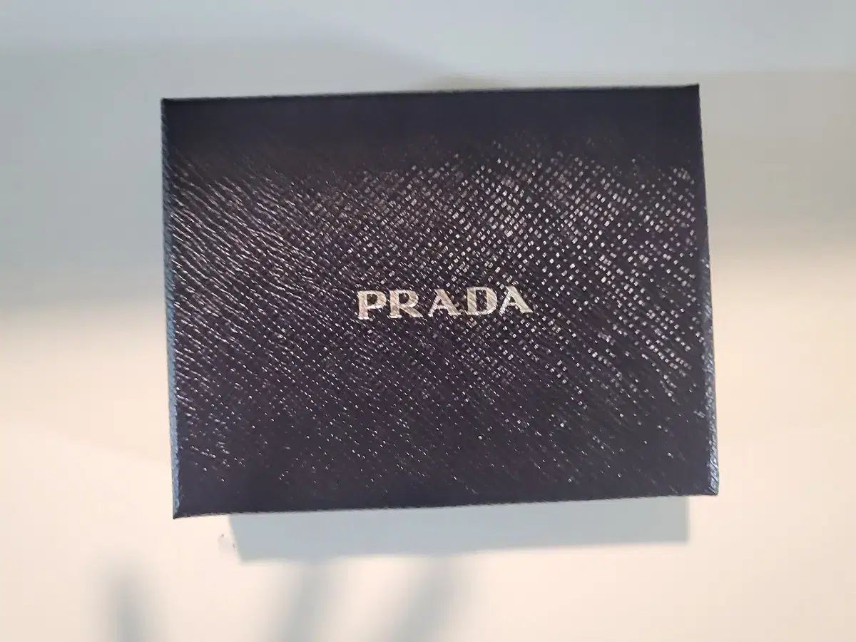 プラダ 財布
