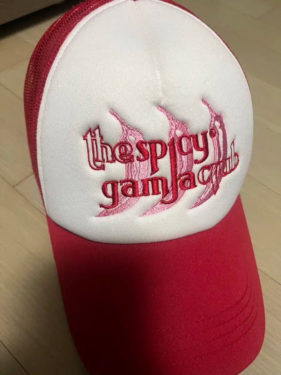 더스파이시감자크럽 メッシュキャップ レッド