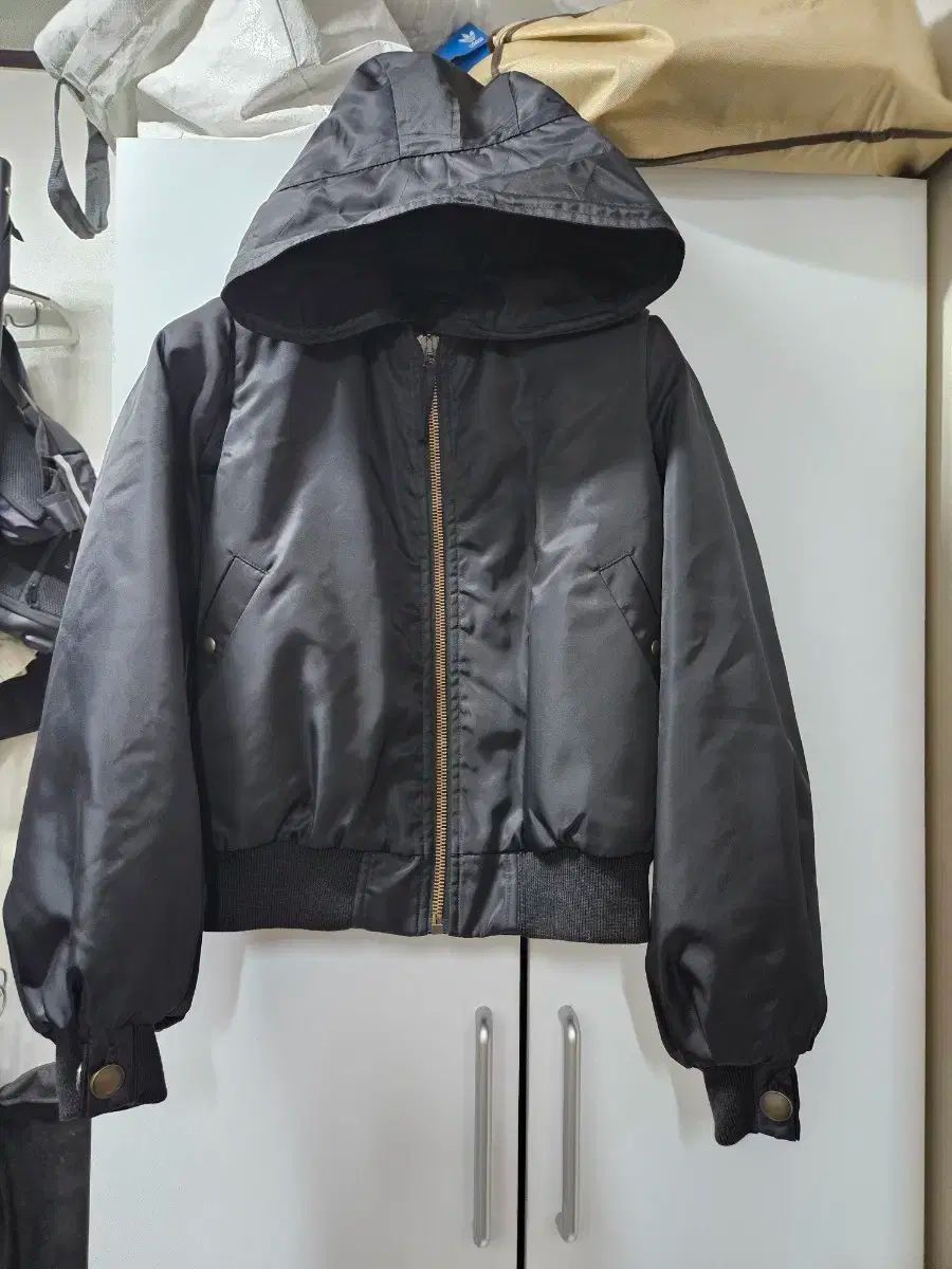 ミスター アンド ミセス ブランドのブラック フード ブルゾン ツーウェイ ジャケット