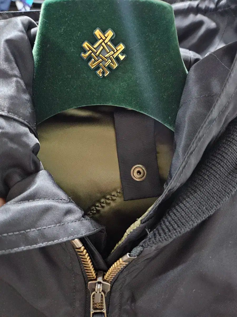 ミスター アンド ミセス ブランドのブラック フード ブルゾン ツーウェイ ジャケット