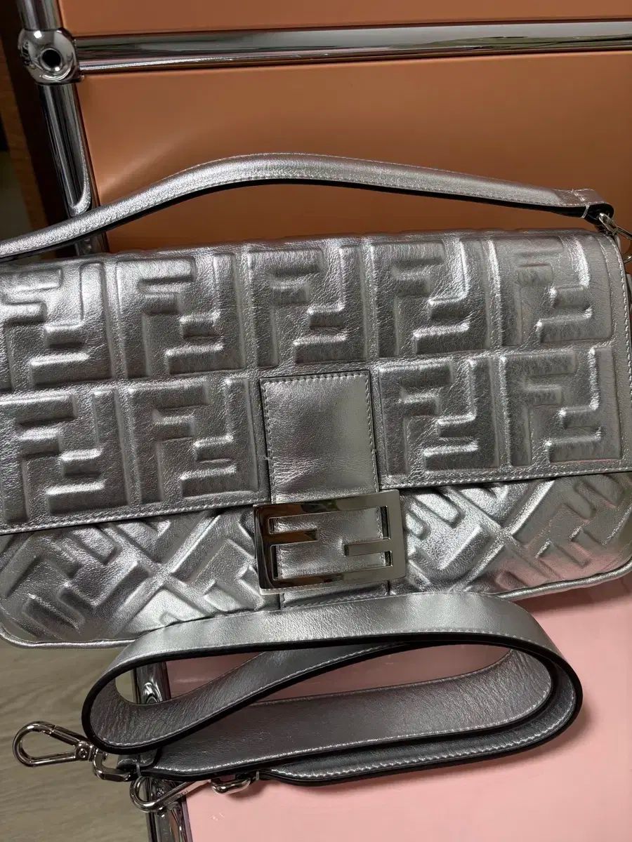 FENDI フェンディ バゲットバッグ シルバー