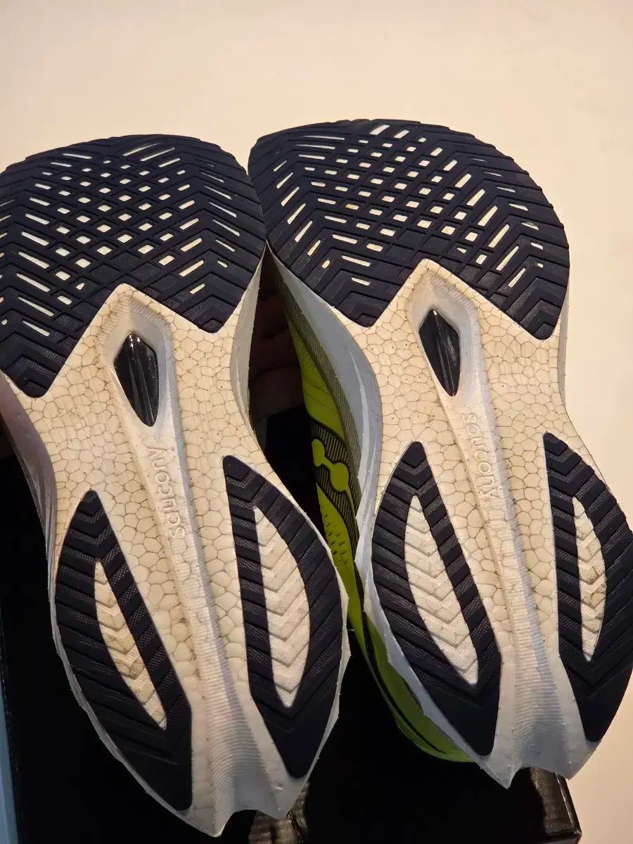 丈夫な Saucony サッカニー エンドルフィン スピード 4 28.5cm