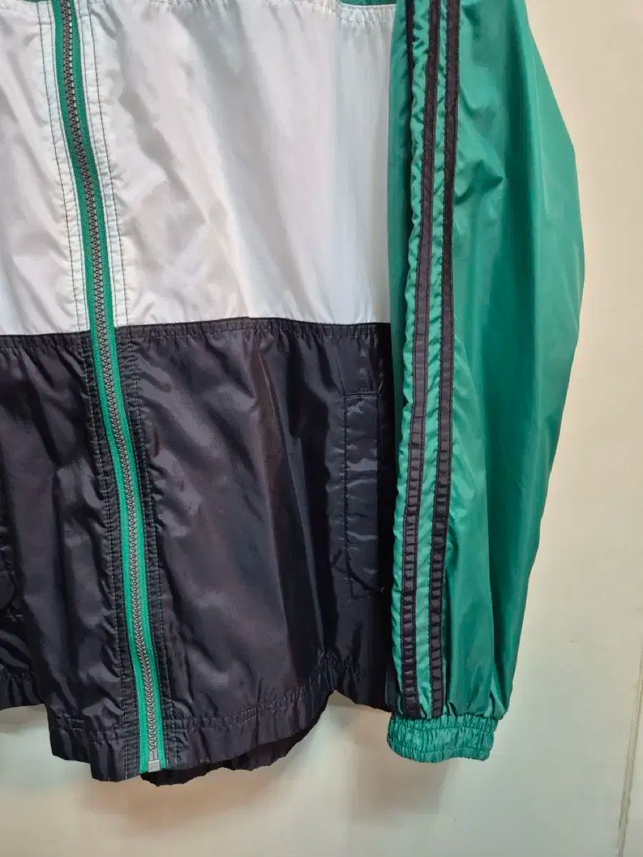 ウィンドブレーカー