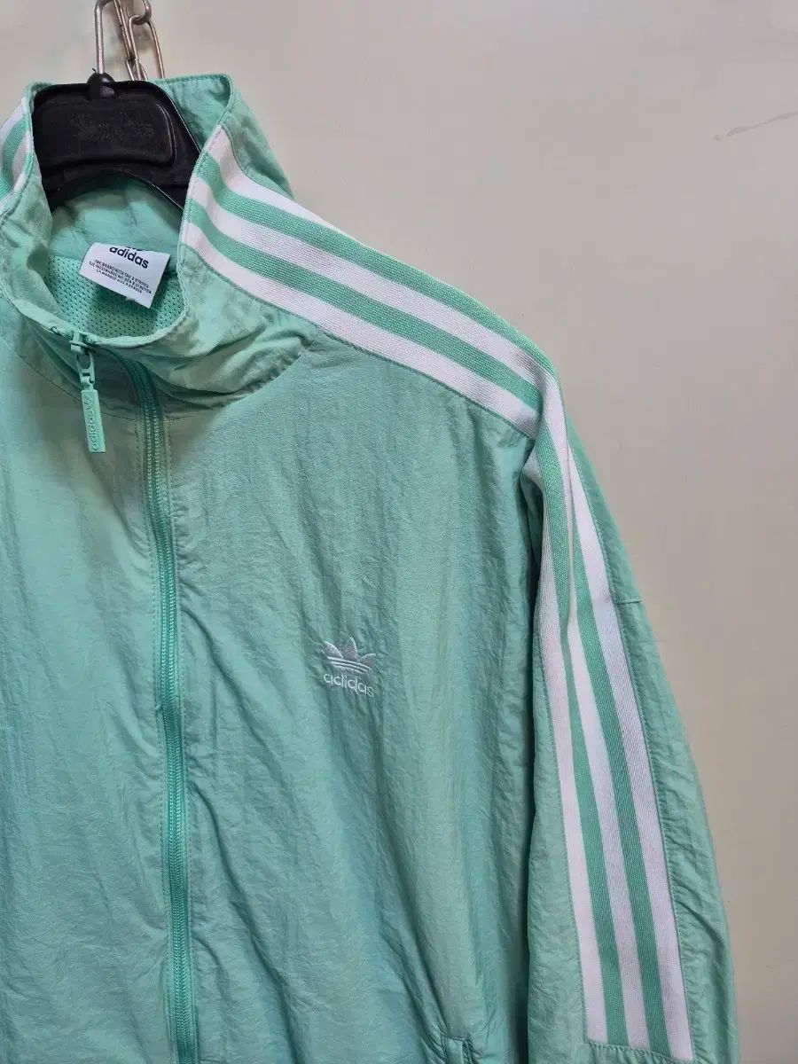 アディダス ミント ウィンドブレーカー
