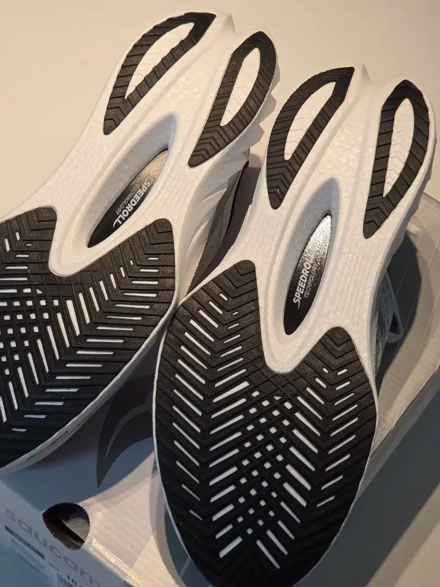 サッカニー エンドルフィン プロ 4 285サイズ