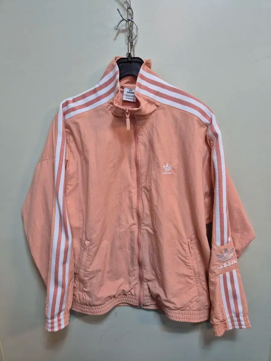 アディダス ピンク ウィンドブレーカー