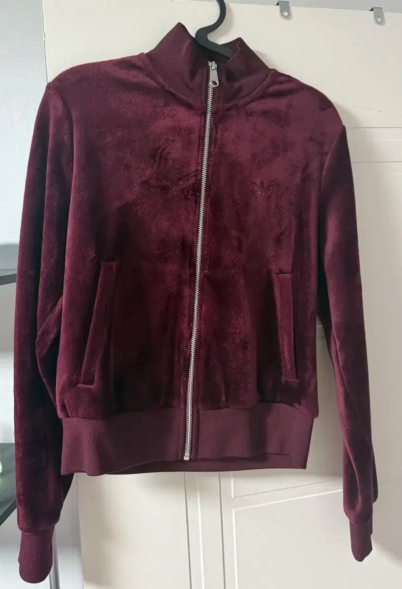 アディダス バーガンディツアーベルベット ジャージ