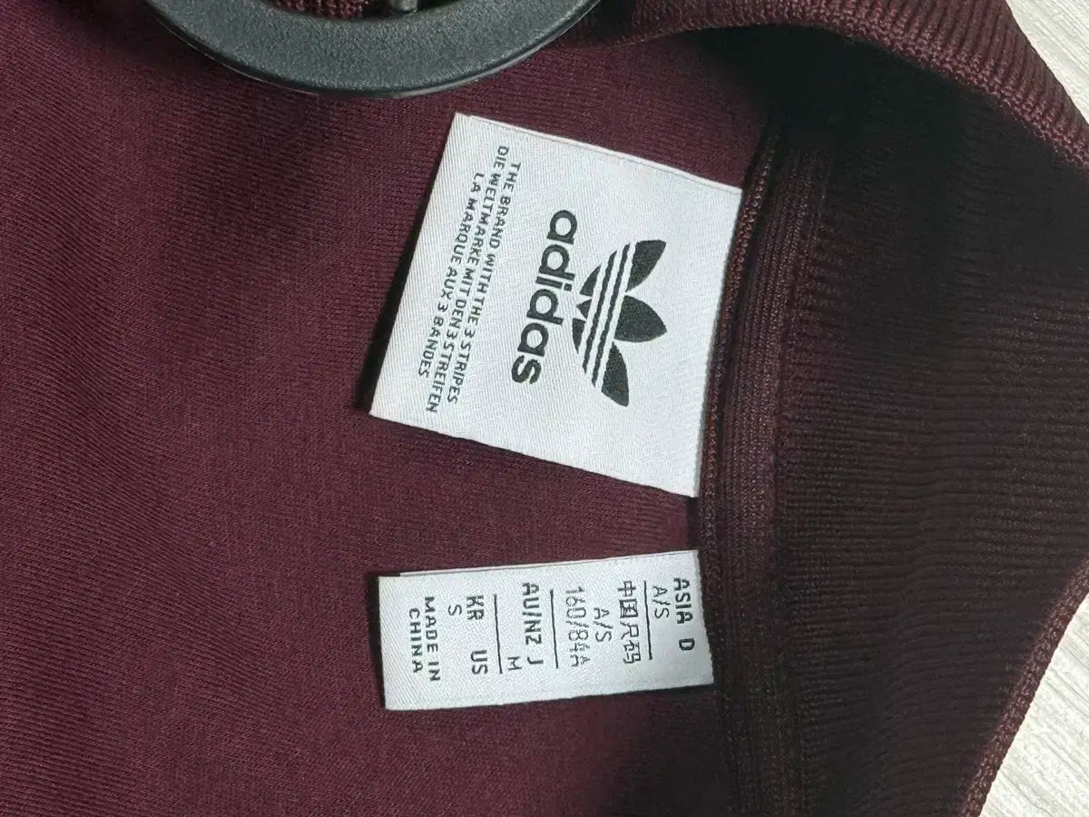 アディダス バーガンディツアーベルベット ジャージ
