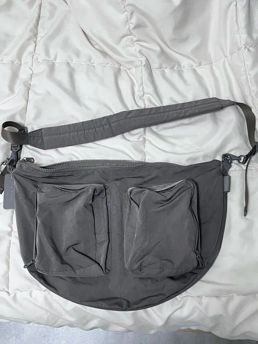 アミアカルヴァ ボディバッグ グレー