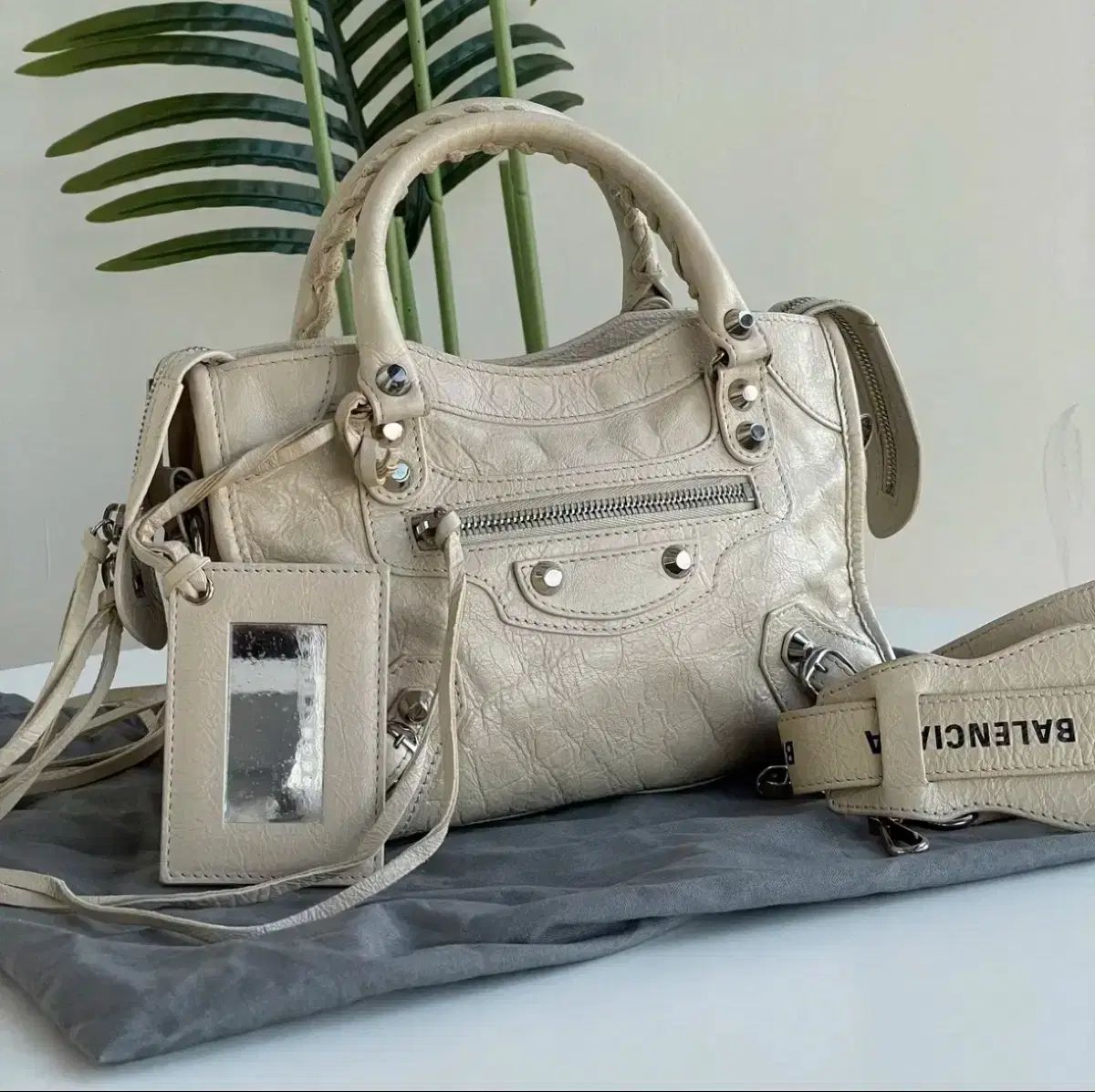 バレンシアガ モーターバッグ ミニ ベージュ