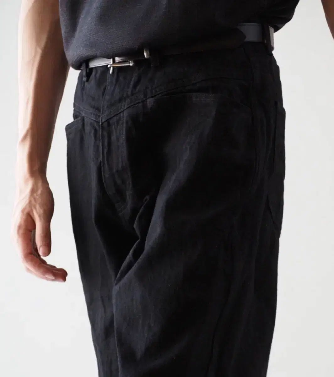 コモリ ブラックドリル テーパード パンツ