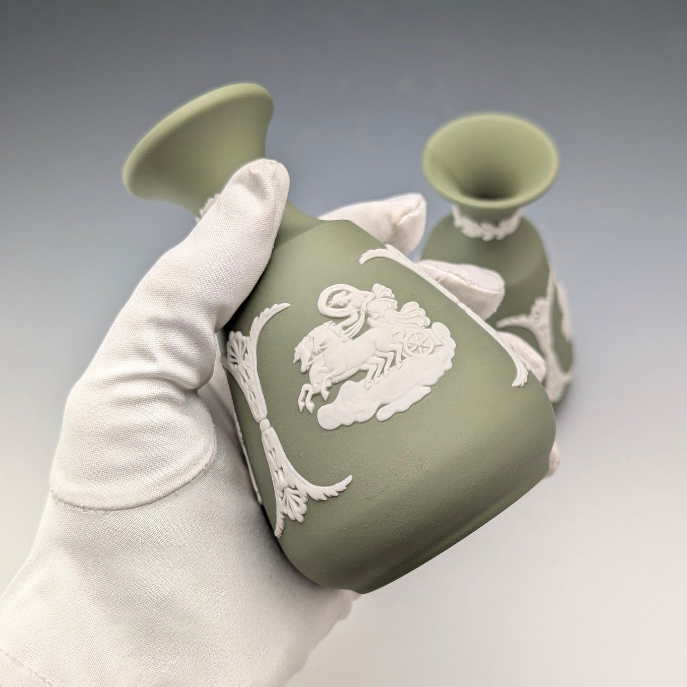 英国ヴィンテージ ウェッジウッド グリーン ジャスパーウェア製 一輪挿し花瓶ペア その他 美術品 アンティーク コレクション ホビー 楽器 アート